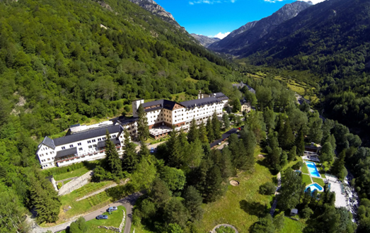 Instalaciones exteriores y jardines del Balneario termal de Caldes de Boí