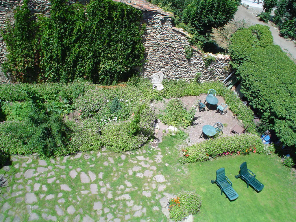 Vistas del paradisíaco jardín verde exterior de la Fonda Muntanya en Vilaller