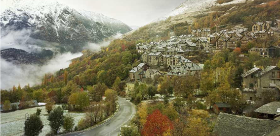 Paisaje verde de alta montaña en el Valle de Arán