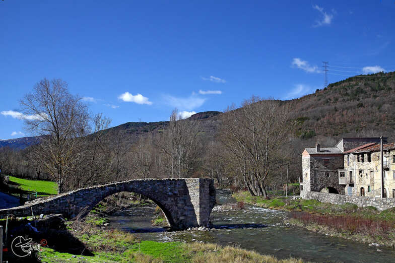 Puente románico de piedra sobre el río Noguera Ribagorzana en Vilaller