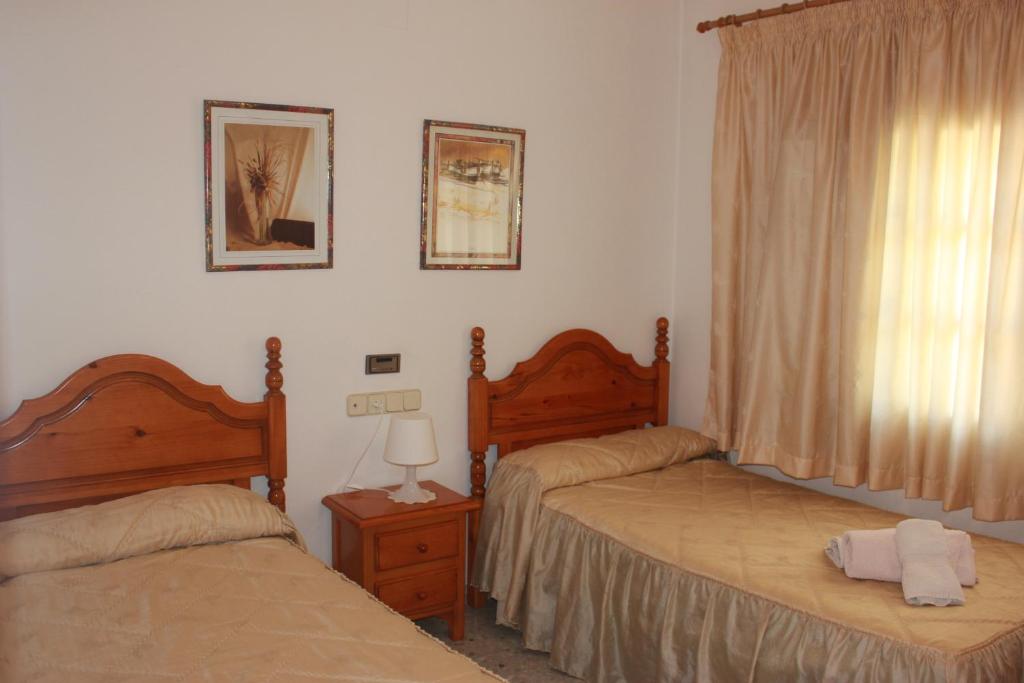 Detalle de habitación doble superior con dos camas individuales en Fonda Muntanya