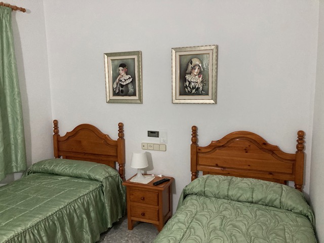 Vistas generales de una estancia de matrimonio acogedora en Fonda Muntanya