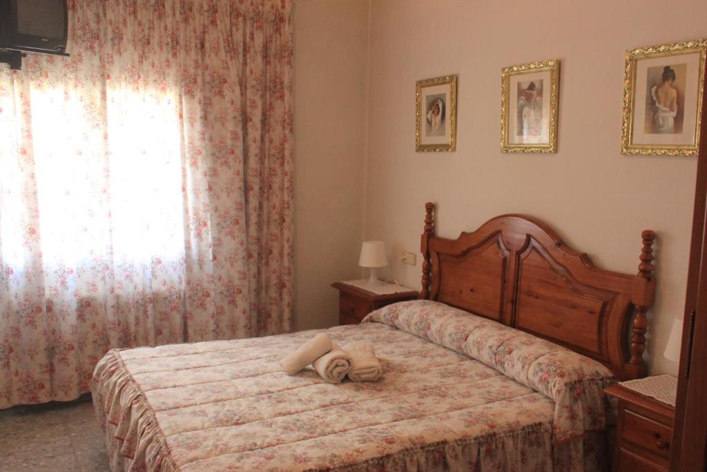 Cama matrimonial de la habitación doble deluxe decorada de forma rústica