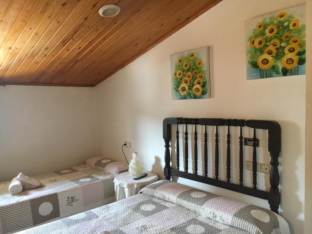 Habitación triple confort espaciosa con tres camas y baño privado