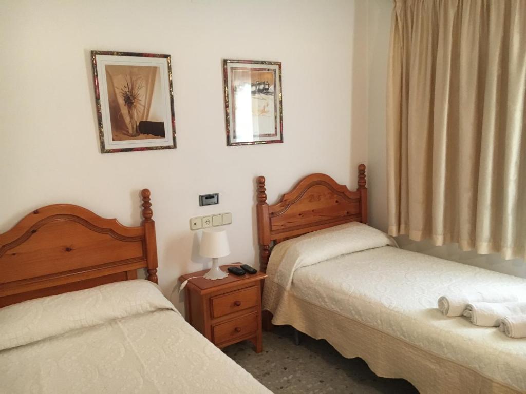 Detalle decorativo y ropa de cama en habitación de huéspedes