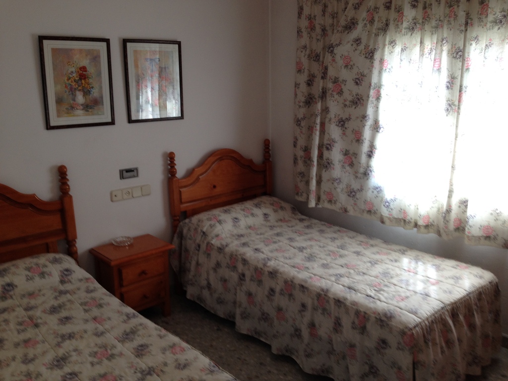 Armarios de madera rústica y baño privado en habitación doble