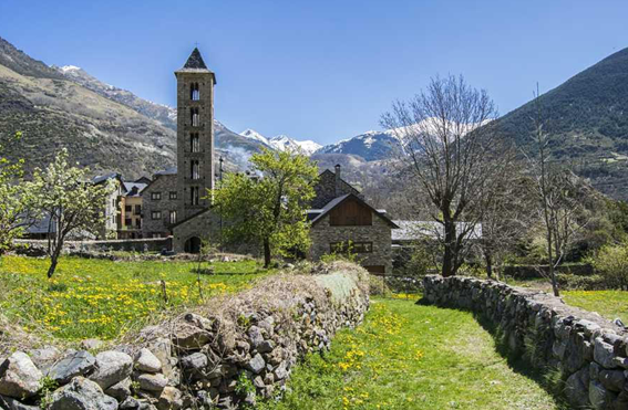 La famosa iglesia románica de San Clemente de Taüll con su torre lombarda